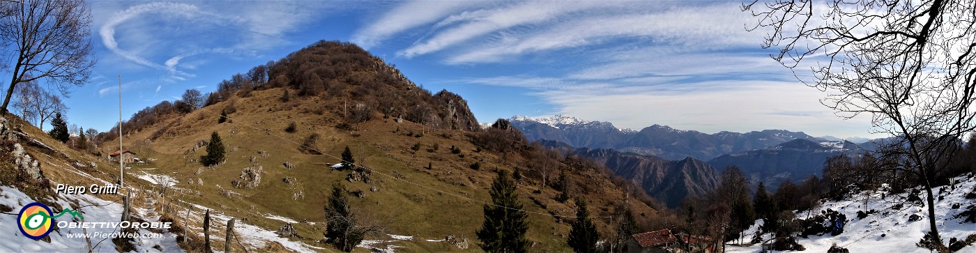 30 Bella conca di pascoli tra i Foppi e il Monte Zucco.jpg